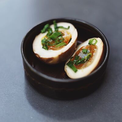 Яйцо Аджитама с зеленым луком и ароматным маслом Ками в Daimyoramen по цене 190 ₽