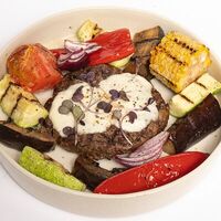 Плескавица с овощами гриль в Козловица