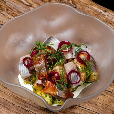 Олюторская сельдь разного посола с печёным картофелем в Чешуя по цене 650 ₽