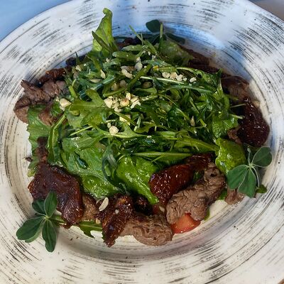 Салат с говядиной и вялеными томатами в Veranda Shaffran Шафран по цене 850 ₽