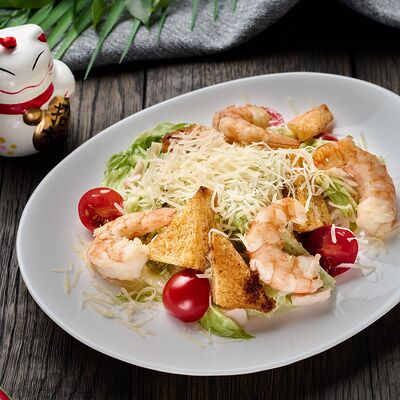 Салат Цезарь с тигровыми креветками в Кухня МОМО по цене 569 ₽