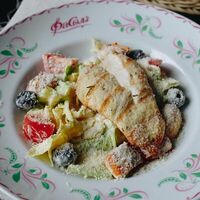 Салат Цезарь с тёплым куриным филе в ФаСоль