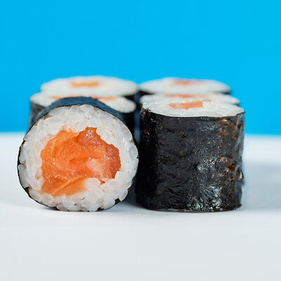 Ролл маки с лососем в Русалочка любит суши по цене 380 ₽