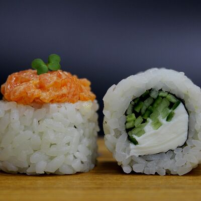 Лосось спайси в ДА, СУШИ по цене 599 ₽