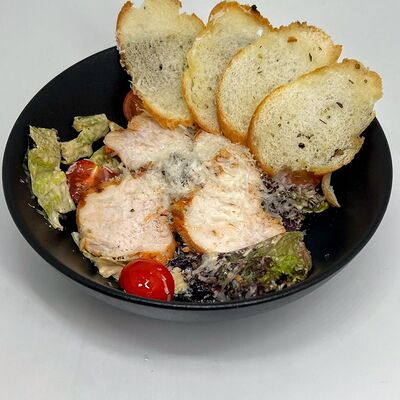 Салат Цезарь с куриной грудкой в Миллер по цене 620 ₽