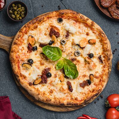 Пицца с морепродуктами в Суши & Саке Izakaya Bar по цене 1526 ₽