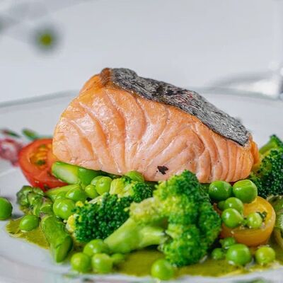 Стейк из лосося с соусом из зелёных перцев в Ava по цене 1650 ₽