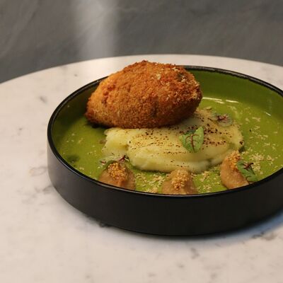 Котлета де-валяй с обожженным картофельным пюре в Lobby Bar по цене 590 ₽