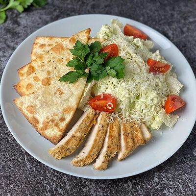 Цезарь с курицей в Кинза по цене 450 ₽