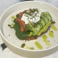 Авокадо-тост с лососем, яйцом пашот, свежей зеленью и миксом семечек в MAYAR