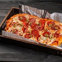 Римская пицца с колбасками чоризо, оливками, чили и медом в Паб Мира