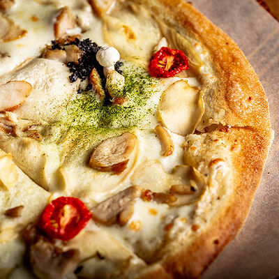 С курицей и грибами в Пицца Хаб по цене 759 ₽