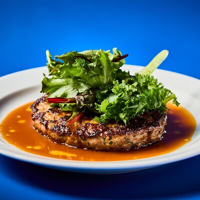 Большая котлета из индейки, микс-салат в Mates Bistro по цене 950 ₽