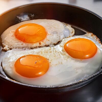 Глазунья в DVOR гриль-бистро по цене 280 ₽