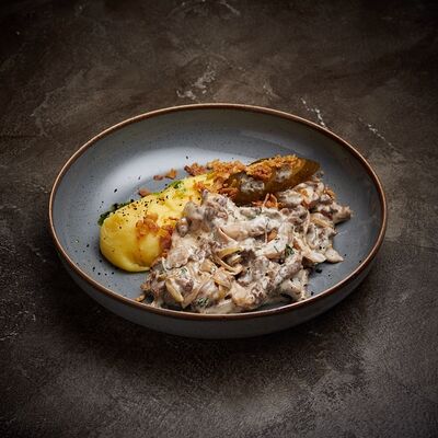 Бефстроганов из говядины с картофельным пюре в Корчма по цене 990 ₽