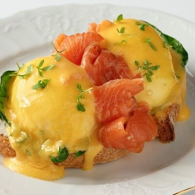Яйца Бенедикт с лососем в Blanche по цене 760 ₽