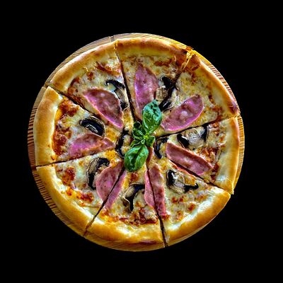 Пицца с ветчиной и грибами в Family Food по цене 700 ₽