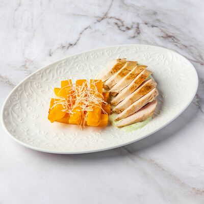 Куриное филе с тыквой и сливочно-кокосовым соусом в Хлеб и Вино по цене 950 ₽