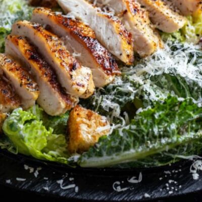 Салат Цезарь с курицей в Вилки-Палки по цене 439 ₽