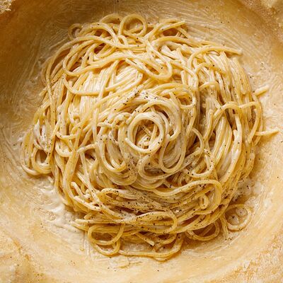 Спагетти в сырной голове в Amarena по цене 2340 ₽