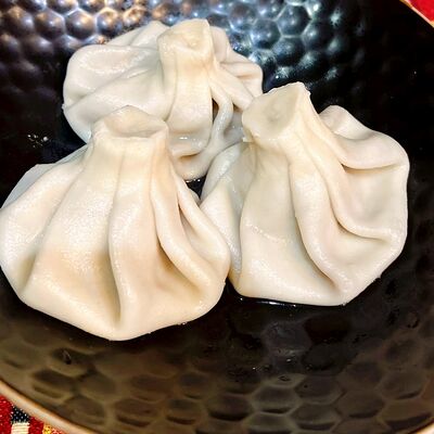 Хинкали вареные с говядиной и зеленью в Мимино по цене 480 ₽