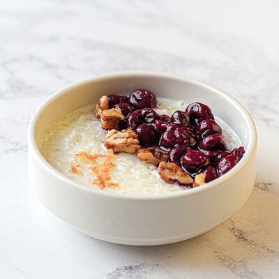 Рисовая каша с вишней, грецким орехом и медом с апельсиновой цедрой в Stories по цене 300 ₽