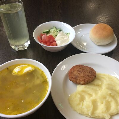 Ланч с рассольником и куриной котлетой с картофельным пюре в Братик Томатик по цене 349 ₽