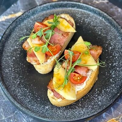 Брускетта с беконом, грушей и жженой карамелью в BRCAFE по цене 350 ₽