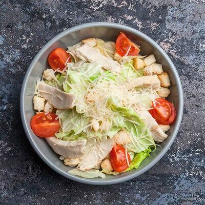 Салат Цезарь в Sushi & More по цене 370 ₽