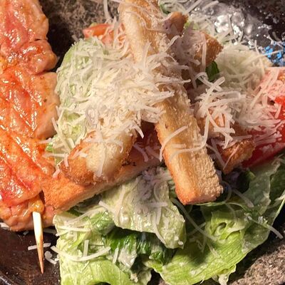 Цезарь с куриным шашлычком в Insight по цене 630 ₽