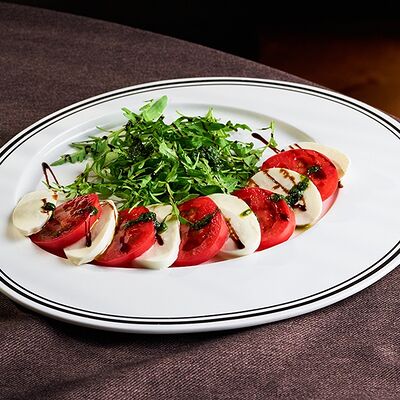 Салат Капрезе в База по цене 1100 ₽