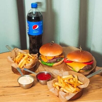 Комбо Burger Party с сырным бургером и картофелем фри в Баклажан по цене 1590 ₽