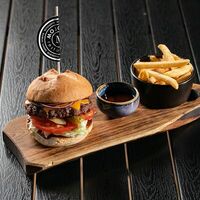 Бургер с телятиной в Mojo Bar
