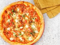 Пицца с курицей и томатами в Mojo