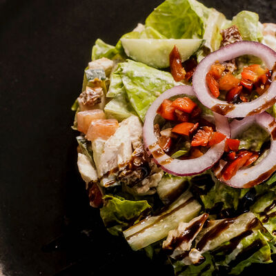 Салат с курицей и халапеньо в Чилли ванилли по цене 520 ₽