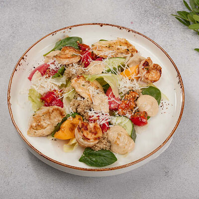Салат с цыпленком, креветкой и соусом из жженого лука в Family Grill по цене 630 ₽