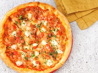 Пицца с курицей и томатами в Mojo по цене 290