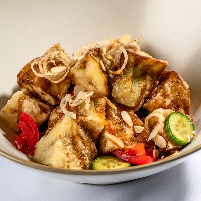 Салат из хрустящих баклажанов с лепестками миндаля в МОМО по цене 1260 ₽