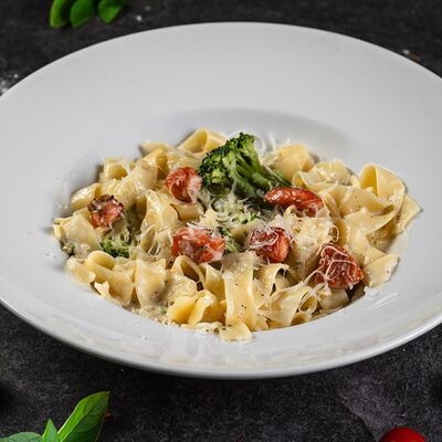 Феттуччине с форелью, брокколи в сливочном соусе в Добрый Мерлин по цене 1078 ₽