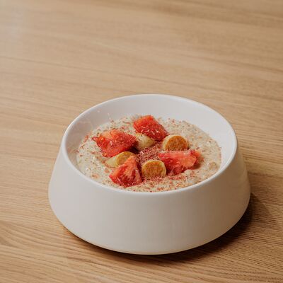 Грибная овсянка с куриными колбасками и спелыми томатами в Садж по цене 480 ₽