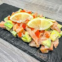 Тартар из лосося с авокадо в ореховом соусе в Little Osaka Bar