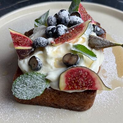 Бриошь, сливочный крем, инжир, голубика в Вино и булки по цене 650 ₽