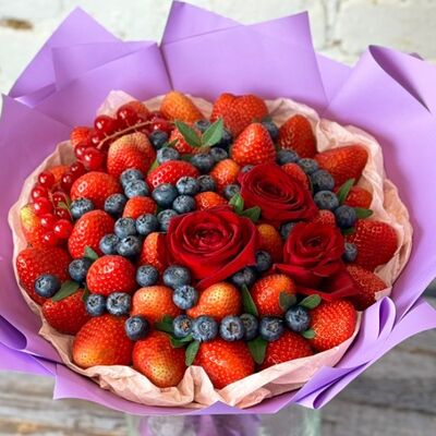 Букет с клубникой, голубикой, смородиной и розами в Buketonline - Съедобные букеты и клубника в шоколаде по цене 6590 ₽