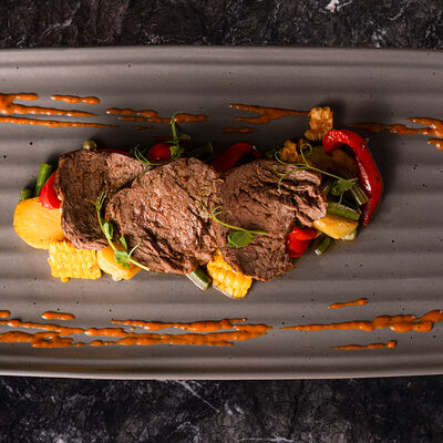 Говяжий Ростбиф с печеными овощами и соусом Ромеско в Наша хвоя по цене 1800 ₽