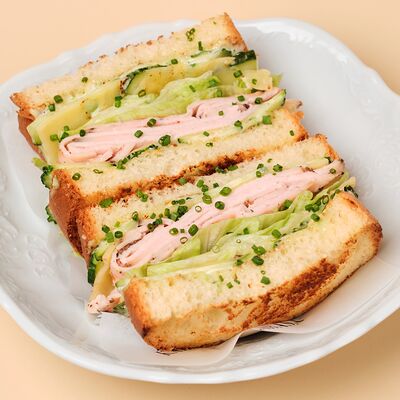 Сэндвич с пастрами из индейки в Kalabasa по цене 1438 ₽