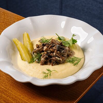 Бефстроганов с картофельным пюре в Кристалл по цене 710 ₽