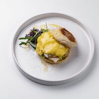 Английский маффин с яйцом и копченым окороком в Клёво