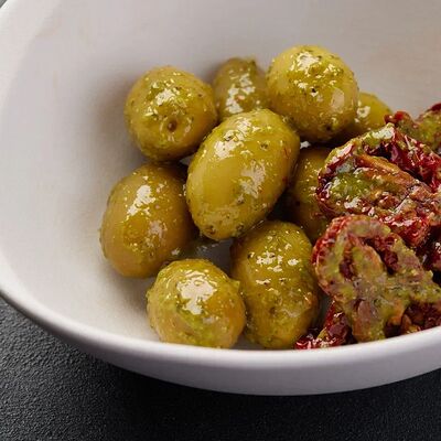 Оливки и вяленые томаты в По Чесноку по цене 468 ₽