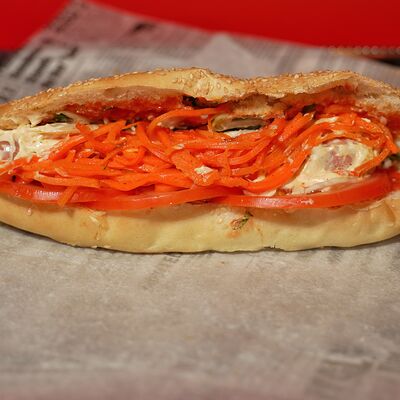 Куриный сэндвич в булочке в Жар по цене 345 ₽