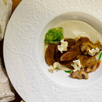 Бараньи язычки с топинамбуром и белыми грибами в River